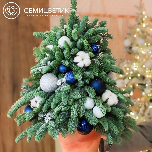 Новогодняя ель бело-синих тонах 60 см