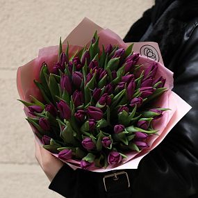 Букет из 51 фиолетового тюльпана