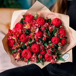 Букет из 15 красных кустовых пионовидных роз Red Piano и 10 альстромерий