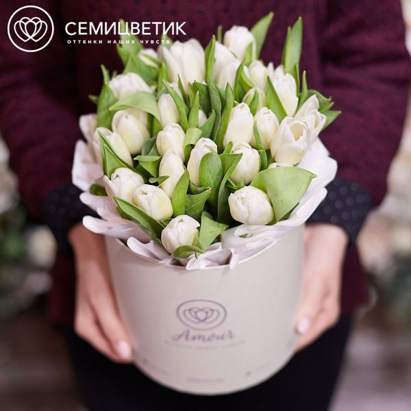 Букет в белой шляпной коробке Amour Mini из 35 белых тюльпанов