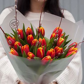 Букет из 25 красно-желтых тюльпанов 40 см с веточками вербы
