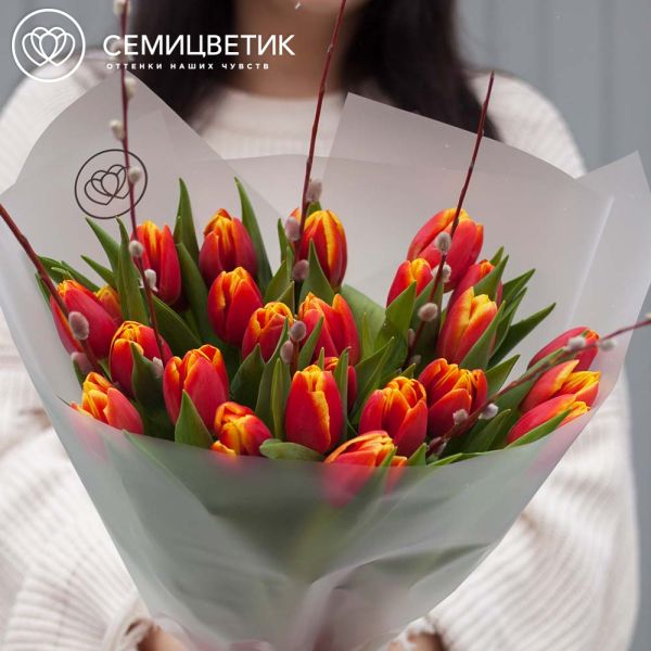 Букет из 25 красно-желтых тюльпанов 40 см с веточками вербы