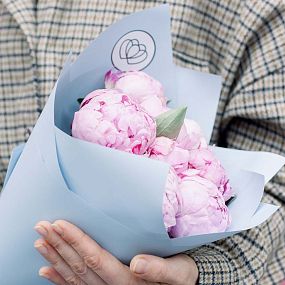 Букет из 7 розовых пионов Premium в голубой пленке