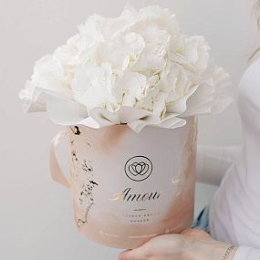 Букет в бежевой шляпной коробке Amour Mini из 3 белых гортензий