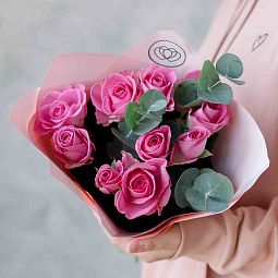 Букет из 9 розовых роз 40 см (Кения) с эвкалиптом