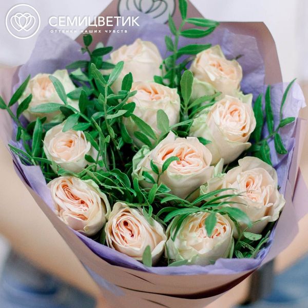 Букет из 11 кремовых пионовидных роз Wedding Rose 40 см c фисташкой