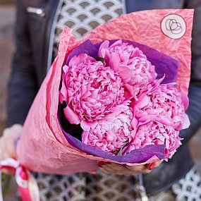 Букет из 5 ярко-розовых пионов Flemming Premium