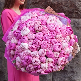 Букет из 101 розового и ярко-розового пиона Standart в упаковке