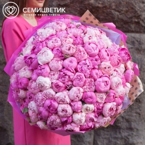 Букет из 101 розового и ярко-розового пиона Standart в упаковке