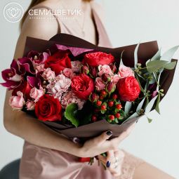 Стильный дизайнерский букет из роз, гвоздик и орхидеи "S" в красных тонах в упаковке