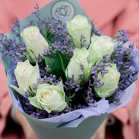 Букет из 7 белых роз 40 см (Кения) с лимониумом в голубой пленке