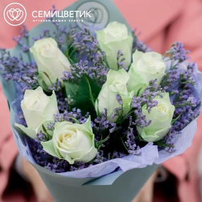 Букет из 7 белых роз 40 см (Кения) с лимониумом в голубой пленке
