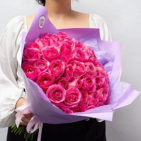 Букет из 51 розовой розы 35-40 см (Россия) в сиреневой пленке