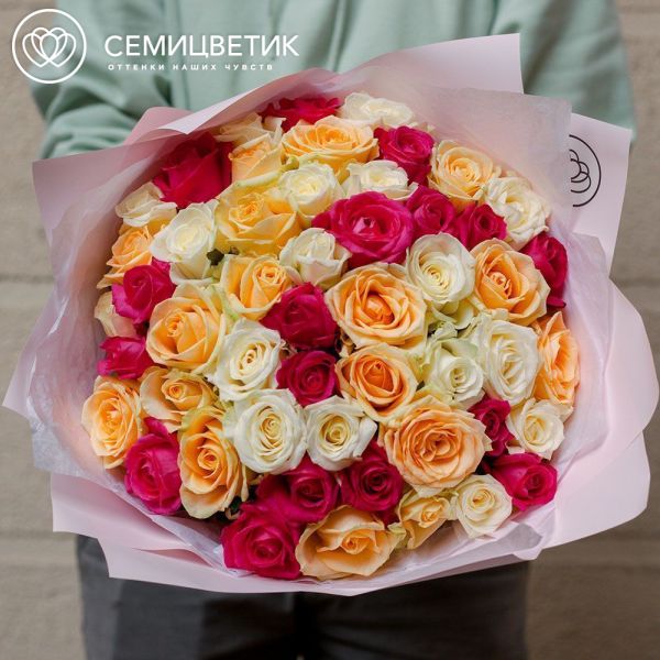Букет из 51 малиновой, кремовой и белой розы 40 см (Россия)