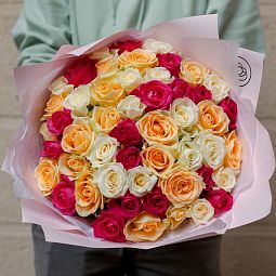 Букет из 51 малиновой, кремовой и белой розы 35-40 см (Россия)