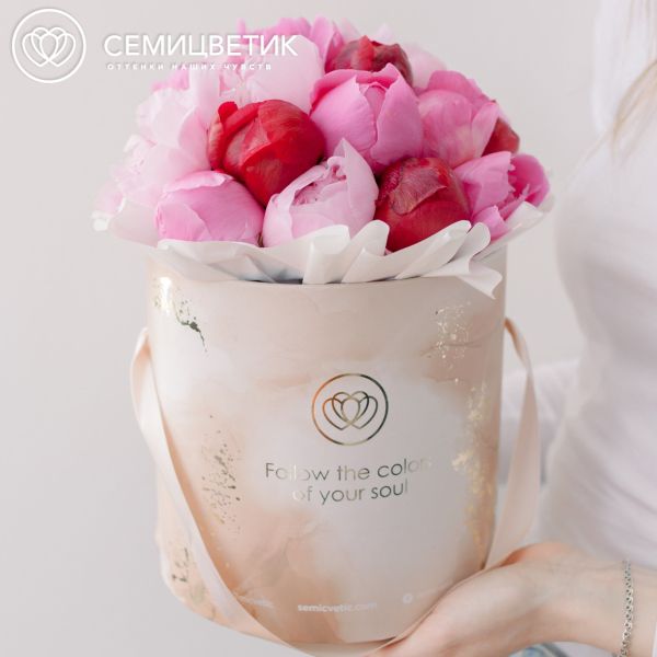Букет в бежевой шляпной коробке Amour Mini из 21 пиона микс Standart Plus