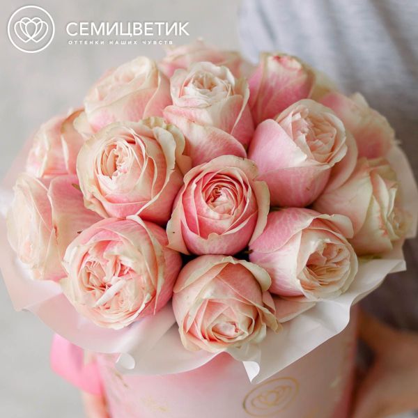 Букет в розовой шляпной коробке Amour Mini из 17 пионовидных роз Swan Grace