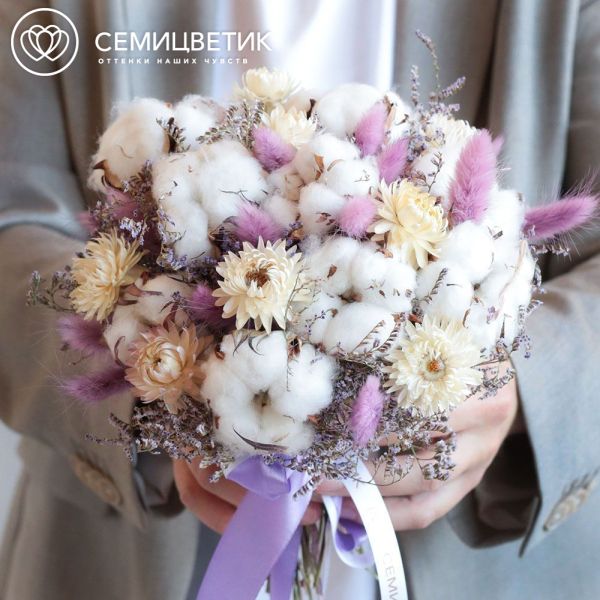 Букет из сухоцветов с хлопком, лагурусом и гелихризумом