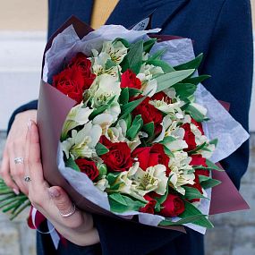 Свадебный букет  из 15 красных роз 30 см (Кения) и 10 белых альстромерий