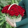 Корзина из 35 красных с темной каймой роз (Россия) 30 см с зеленью