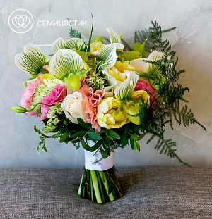 Свадебный букет из орхидеи Венерин башмачок, роз и лизиантуса