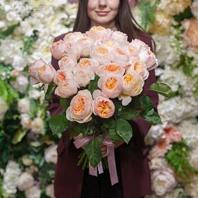Букет из 25 персиковых пионовидных роз Juliet 50 см (Эквадор)