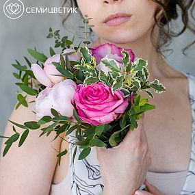 Свадебный букет из пионов, роз и эвкалипта