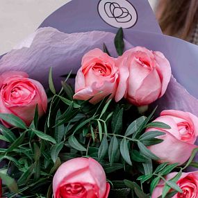 Букет из 9 розовых пионовидных роз Pink Expression 40 см с фисташкой