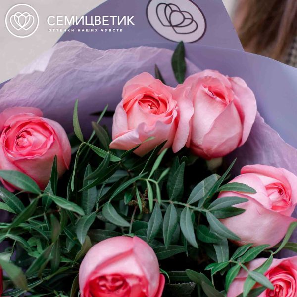 Букет из 9 розовых пионовидных роз Pink Expression 40 см с фисташкой