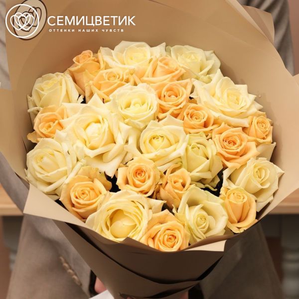 Букет из 25 кремовых и белых роз 50 см (Россия) в кремовой пленке