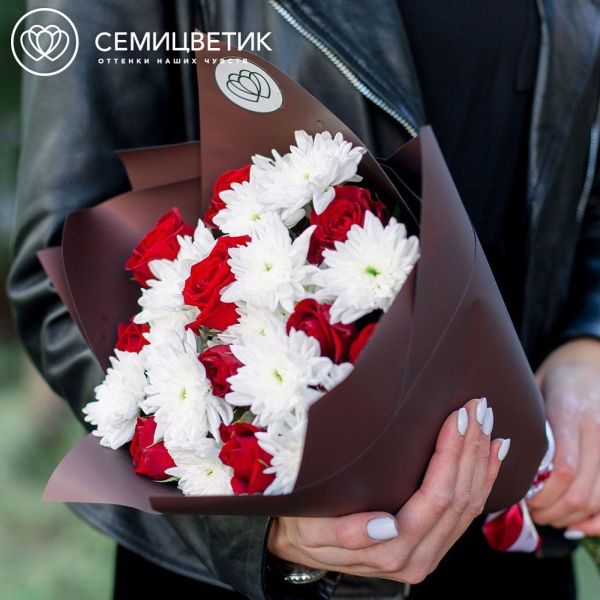 Букет из 3 белых кустовых хризантем и 10 красных роз (Кения) в бордовой пленке