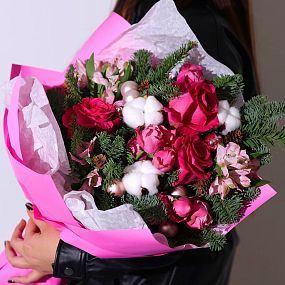 Букет из ярко-розовых роз (Эквадор) 50 см с елью и альстромерией