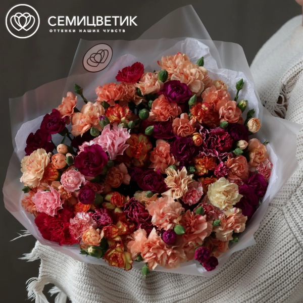Букет из 51 кустовой гвоздики микс в прозрачной пленке