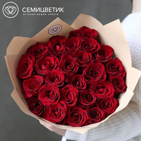 Букет из 25 красных роз Ever Red 70 см (Кения) в кремовой упаковке
