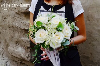 Свадебный букет из пионовидных роз и астильбы