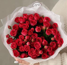 Букет из 15 малиновых кустовых роз 40-50 см (Россия)