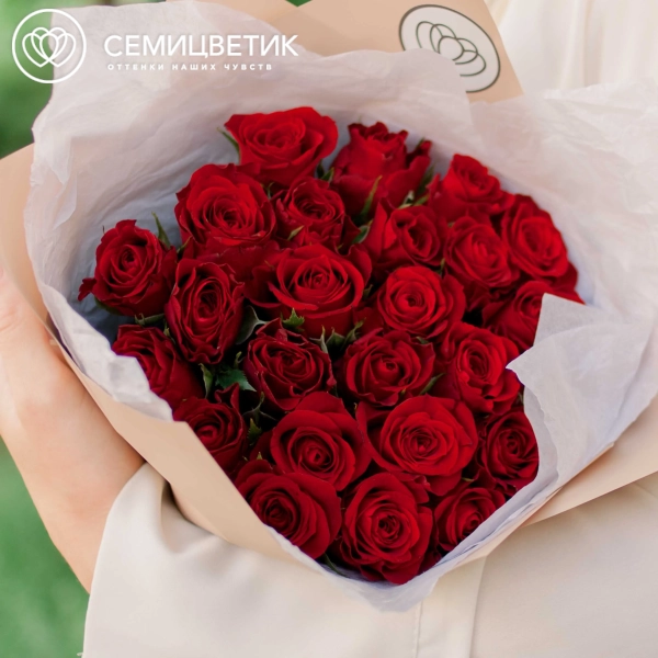Букет из 35 красных роз 30 см (Кения) в кремовой пленке