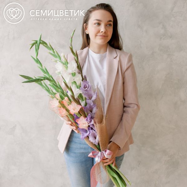 Букет из 7 белых, сиреневых и нежно-розовых гладиолусов