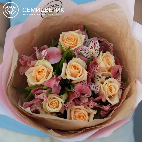 Букет из 7 кремовых роз 35-40 см (Россия) и 4 альстромерий в розовых тонах в розовой пленке