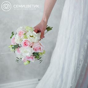 Свадебный букет из розовых роз, брунии и лизиантуса