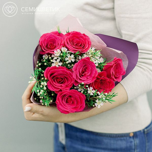Букет из 7 розовых роз и ваксфлауэра