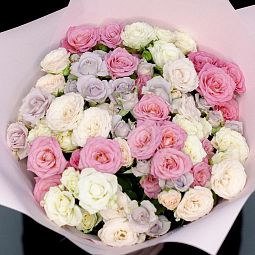 Букет из 25 белых, розовых и сиреневых кустовых роз 40 см (Кения)