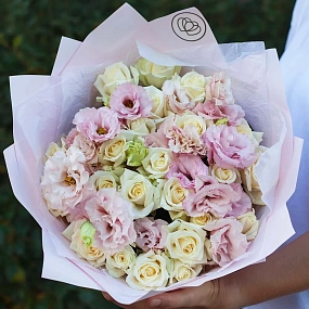 Букет из 26 белых роз 35-40 см (Россия) и 7 розовых лизиантусов в розовой пленке