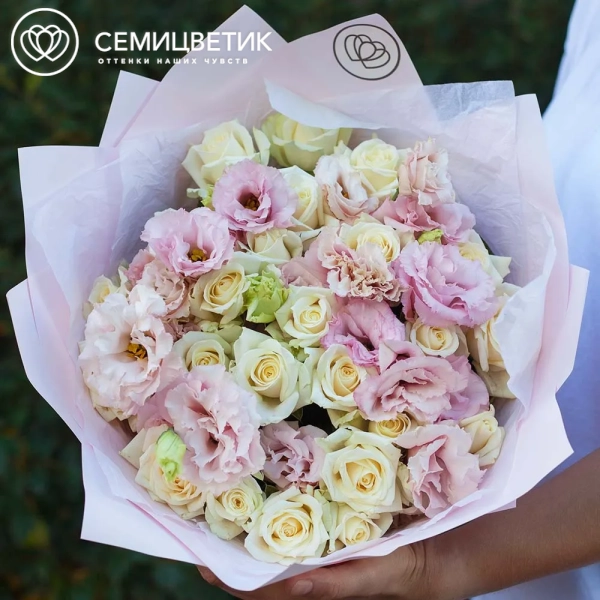 Букет из 26 белых роз 35-40 см (Россия) и 7 розовых лизиантусов в розовой пленке