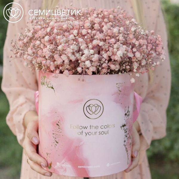 Букет в розовой шляпной коробке Amour Mini из 9 персиковых гипсофил
