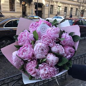 Букет из 17 розовых пионов Premium с зеленью