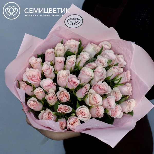 Букет из 41 нежно-розовой розы 40 см (Кения) в розовой пленке