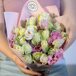 Букет из 15 белых роз (Кения) и 7 розовых лизиантусов в розовой пленке