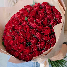 Большой букет  из 75 красных роз 30 см (Кения) в кремовой пленке