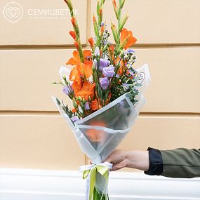 Букет из гладиолусов, лизиантуса и астры в дизайнерской упаковке